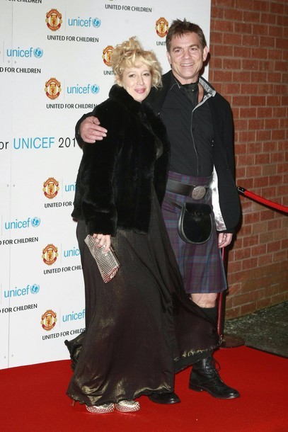 Nam diễn viên John Michie người Scotland mặc váy khi đi cùng vợ, Carol Fletcher.